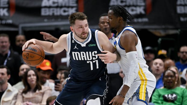 Luka Doncic de Dallas Mavericks enfrentando a los Golden State Warriors